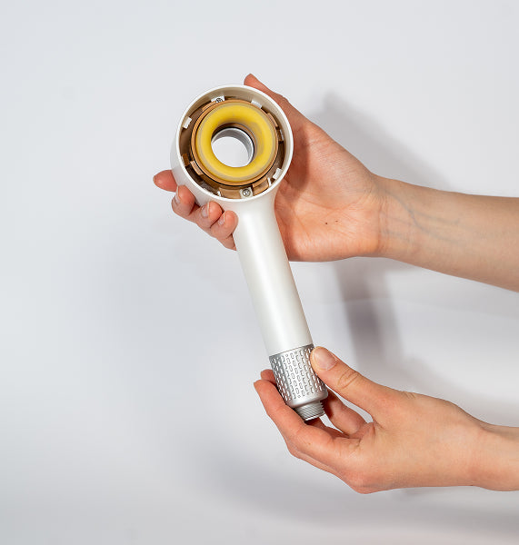 Ukážka vloženia aroma krúžku do filtračnej sprchovej hlavice Zenea